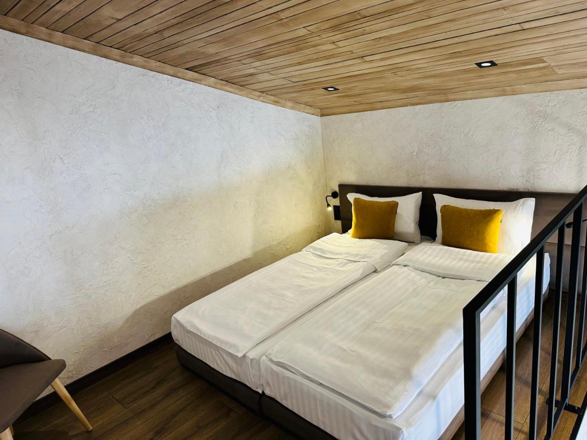 Chalet CrepDeChine Hotel Boekovel Buitenkant foto