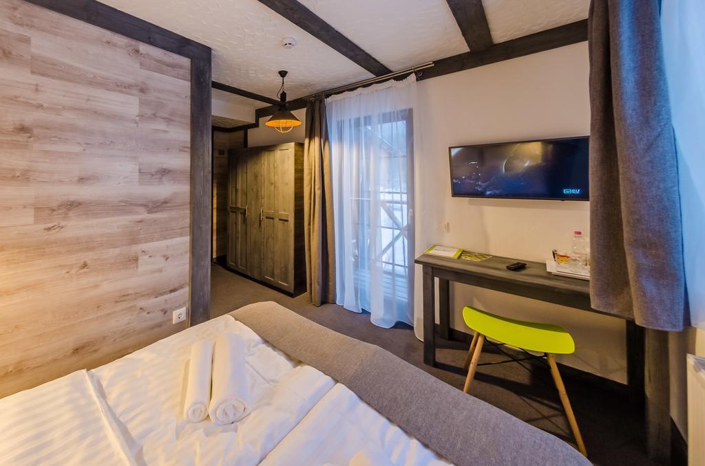 Chalet CrepDeChine Hotel Boekovel Buitenkant foto