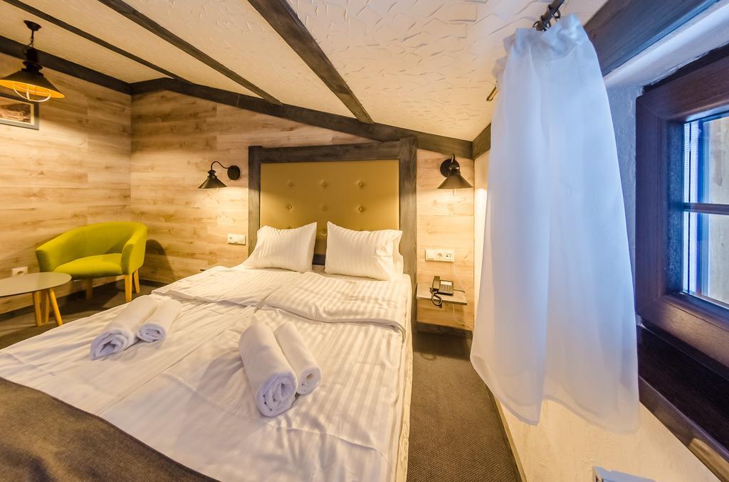 Chalet CrepDeChine Hotel Boekovel Buitenkant foto