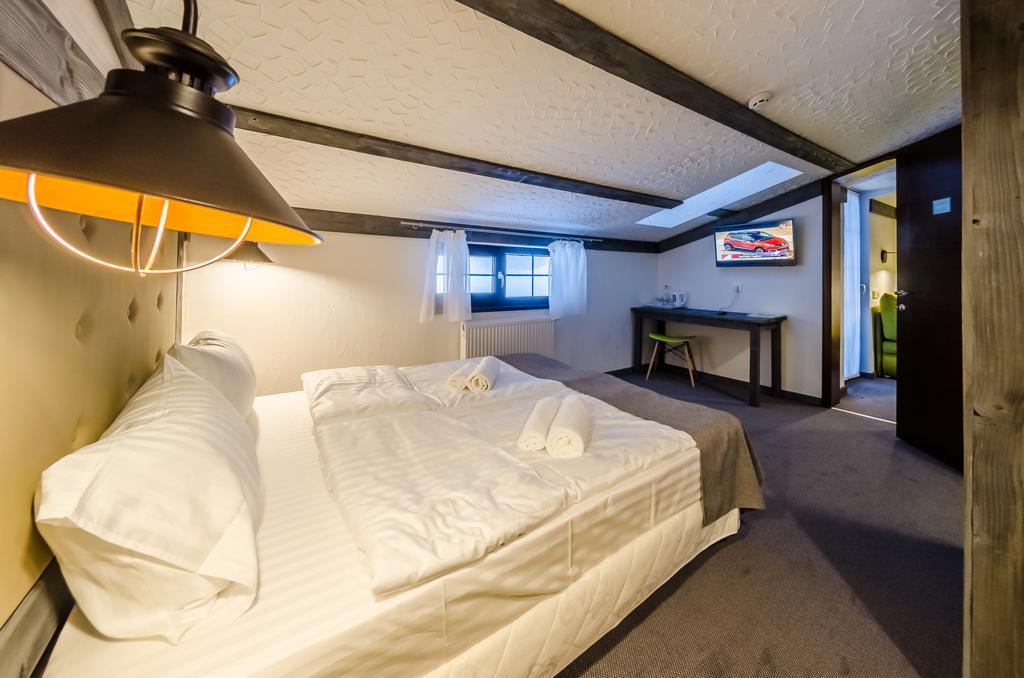 Chalet CrepDeChine Hotel Boekovel Buitenkant foto