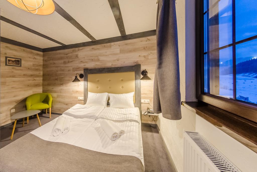 Chalet CrepDeChine Hotel Boekovel Buitenkant foto